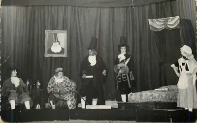 Espectáculo de teatro — cena com personagens em trajes da época — editor não visível