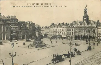 Saint-Quentin — Place du Théâtre com monumento de 1557 e Hotel de Ville — P.D.