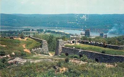 Vista panorâmica do lago — observatório sobre falésia — editor não identificado