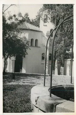 Igreja de estilo missionário — telhado de telhas, janelas com arcos quebrados — editor desconhecido