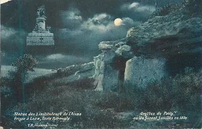 Estatua dos 3 institutores do Aisne — erguida em Laon, Escola Normal — T.R. Soissons 'Laon'