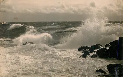 Ondas quebrando contra rochedos — vista marítima — editor não identificável