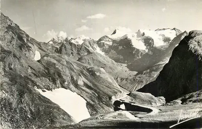 Vista das Alpes — montanhas nevadas e estrada sinuosa — J. Jourdain