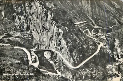 Stollenen com Ponte do Diabo — vista aérea de uma estrada em curvas e de um ponte de pedra em um cânion rochoso