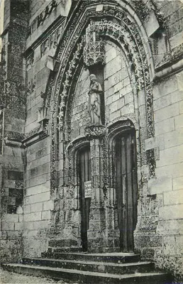 Portal gótico da igreja — estátua de santa — editor não visível