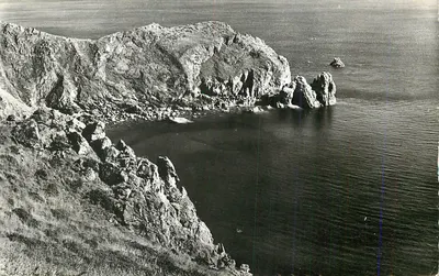 Costa rochosa — vista panorâmica — editor desconhecido