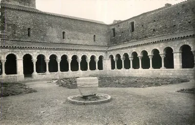 Cour interne do mosteiro de Santa Maria d'Albaron — editor não identificado, número de série não visível