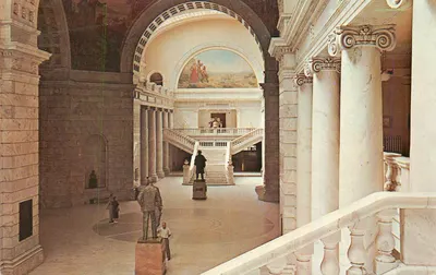 Interior do Museu de Arte e História — Sala central com escadas e fresco — Editor não identificado