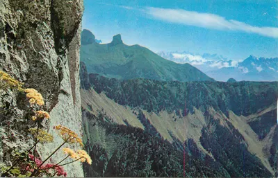 Vista panorâmica das montanhas — editor e número de série ilegíveis