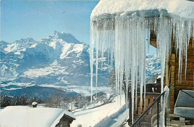 Vila nevada com quedas de gelo — Alpes suíços — editor não visível