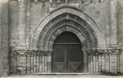 Portal romano da igreja — detalhes escultóricos — editor desconhecido