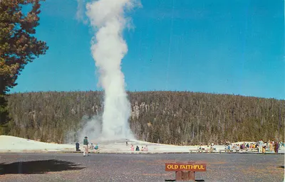 Old Faithful — Geyser em erupção — editor não identificável