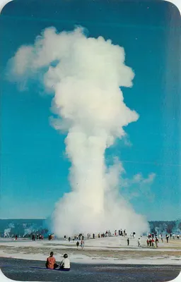 Gêiser erupcionando — Parque Nacional Yellowstone — editor não visível