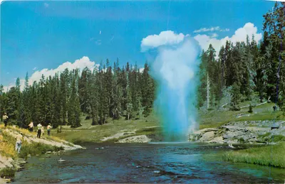 Geyser erupcionando — Parque Nacional de Yellowstone — editor não identificável