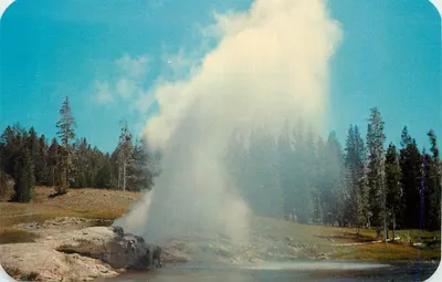Geyser erupcionando — Parque Nacional Yellowstone — editor não visível