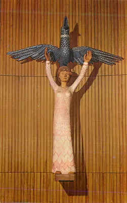 Estátua de uma mulher segurando um pássaro — escultura em madeira — editor não visível