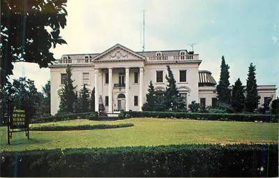 Louisiana Arts and Science Center — edifício clássico com colunatas — editor desconhecido, número de série não visível