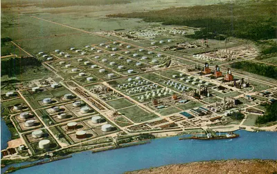 Refinaria de petróleo — vista aérea — editor não identificável