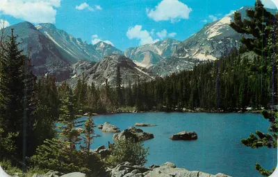 Lago nas Montanhas Rochosas — Editor não identificável, número de série não visível
