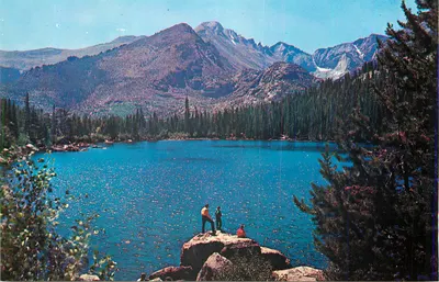 Lago e montanhas — vista panorâmica — editor não identificável