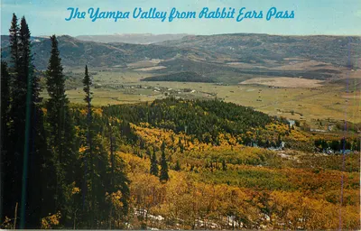 A Valle do Yampa a partir do Rabbit Ears Pass — vista panorâmica de outono — editor não visível