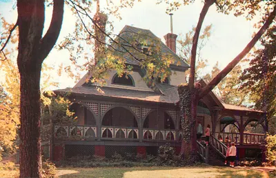 Casa de estilo vitoriano — parque arborizado — editor não visível