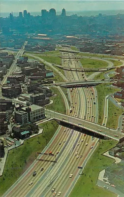 Vista aérea da autoestrada e do centro da cidade — editor não identificado