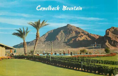 Montanha Camelback — vista de um parque aquático com piscina e palmeiras — editor não visível