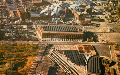 Fábrica industrial e píer ferroviário — vista aérea — editor não visível