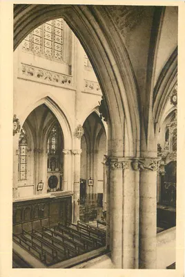 Interior da catedral — vista das abóbadas e das colunas — editor não identificado