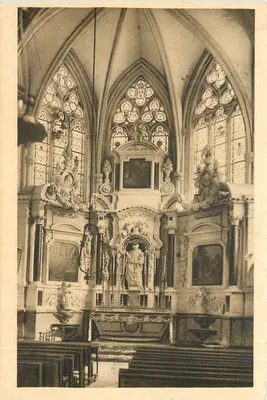 Interior da igreja — vista do altar e vitrais góticos — editor não visível