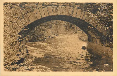 Ponte de pedra — vista de rio — editor não visível