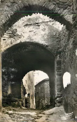 Porta fortificada — ruínas — Mar