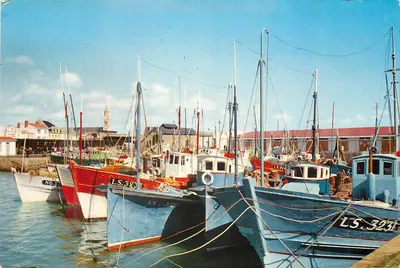 Porto de pesca — barcos de pesca amarrados — editor não visível