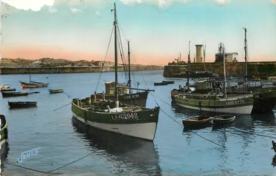 Porto de pesca — embarcações de pesca no horizonte — JEHLY