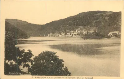 O Hospice de la Devèze e o lago (visão tirada de Laussac) — Helas, n°1