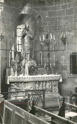 Interior de uma igreja — altar com estátua de santo — editor não visível