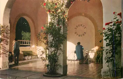 Fonte Hybord — Jardim com arcos — Editor não visível