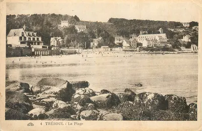 Tréboul - A Praia — vista da costa com banhistas e casas