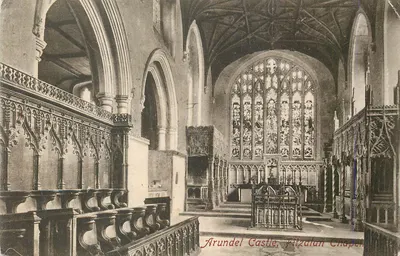 Castelo de Arundel, Capela Fitzalan — interior gótico com vitrais e corrimãos