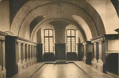 Interior de uma igreja com abóbadas — vista interior — editor não identificável