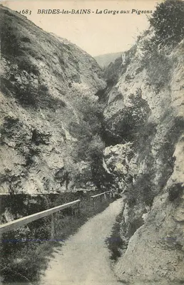 Brides-les-Bains - A Garganta dos Pássaros — vista do cânion com trilha e corrimão