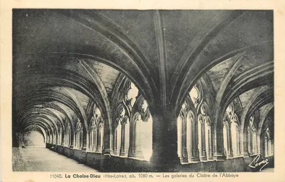 La Chaise-Dieu (Hte-Loire), alt. 1080 m. — As galerias do Claustro da Abadia
