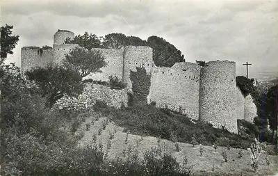 Castelo de Montclus — ruínas medievais — editor não identificável