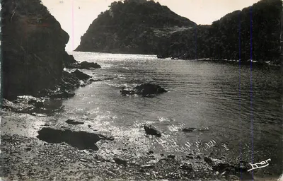 Crique rochosa — vista da costa — editor não identificado, número de série ilegível