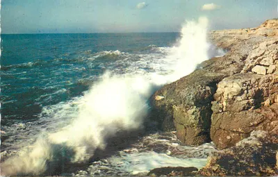 Ondas contra os rochedos — vista costeira — editor não identificado
