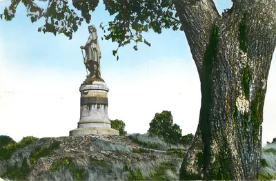 Estátua da Virgem com o Menino — monumento sobre rocha — editor não identificável