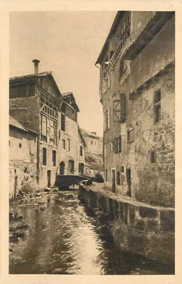 Rua do Moulin à eau — Ponte sobre o canal — Editor não visível