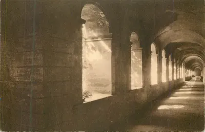 Corredor de arcos — vista interior — editor não identificável