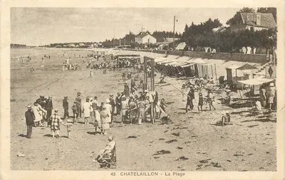 Châtelailly - A Praia — vista da praia animada com barracas e banhistas